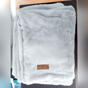 Unhide Throw blanket